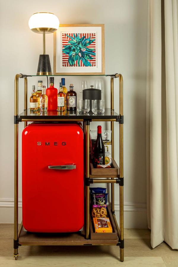 Virgin Hotels Edimburgo Exterior foto A bar cart with a refrigerator