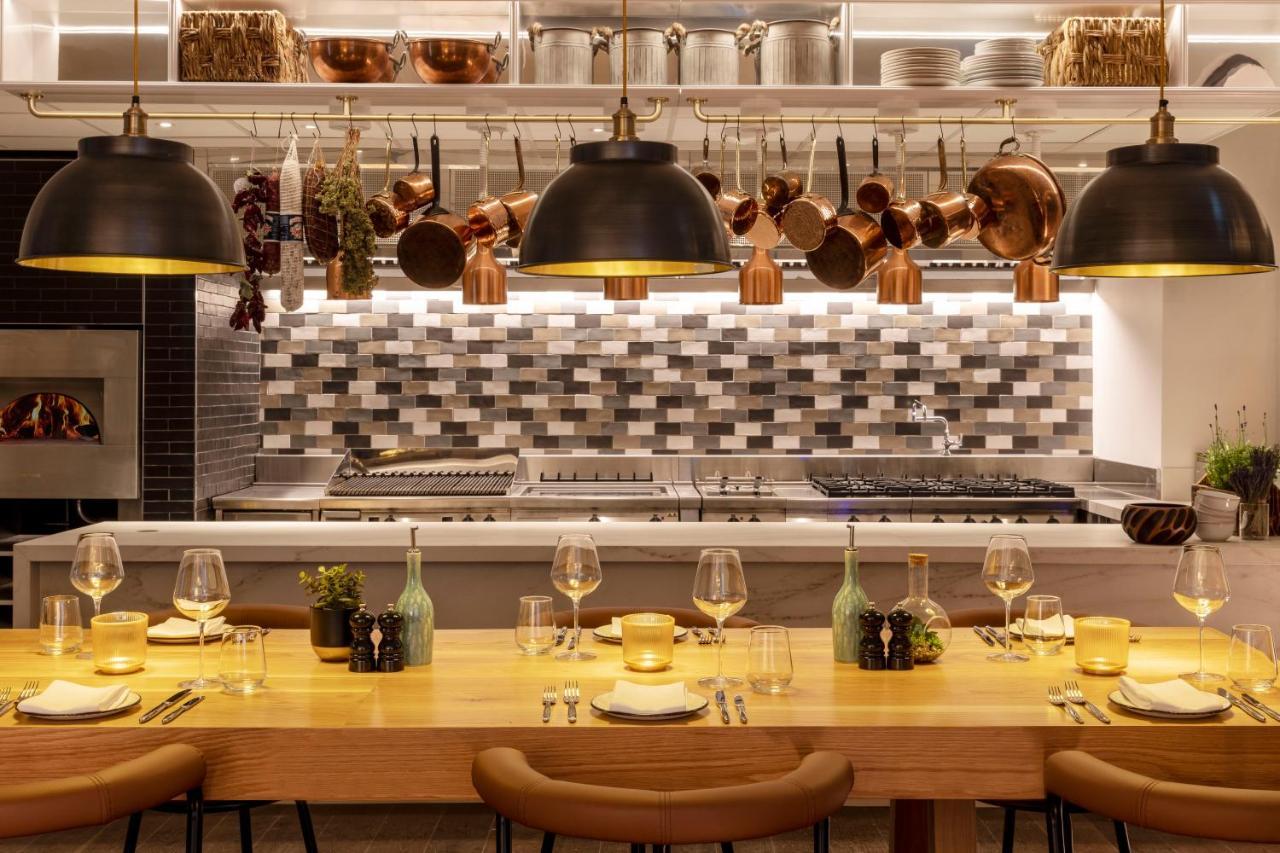 Virgin Hotels Edimburgo Exterior foto The open kitchen at The Ivy Temple Row